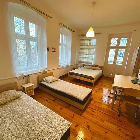 Lilia House Hostal *